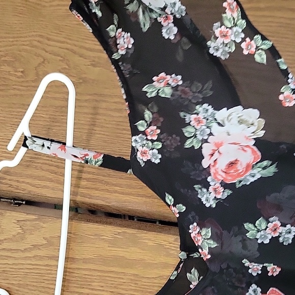 Torrid black floral cold shoulder Chiffon maxi dress worn 1 time.  Size 0 - Picture 2 of 9